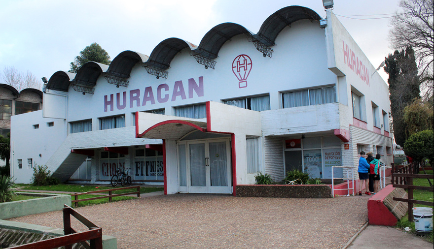 Robaron en el bowling del Club Huracán: se llevaron un televisor, bebidas y mercadería