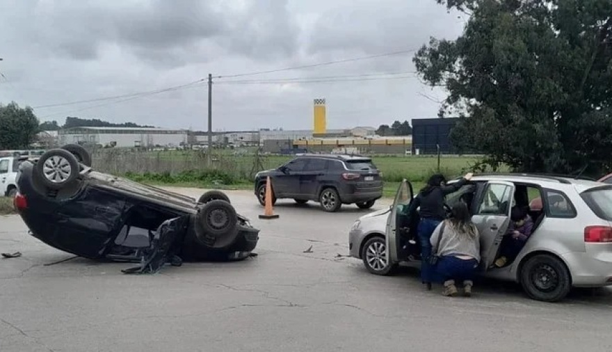 Otra vez la Ruta 88: Choque y vuelco de un vehículo frente al Parque Industrial de Mar del Plata
