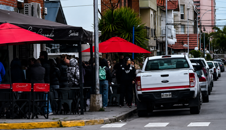 Una cola de dos cuadras por un empleo: la imagen que expone la otra cara del modelo económico Libertario
