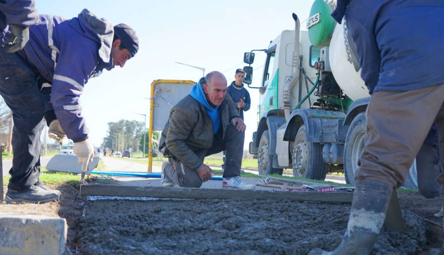 Realizan trabajos de hormigón para reparar calles dañadas y mejorar las rampas de la bicisenda de la 75