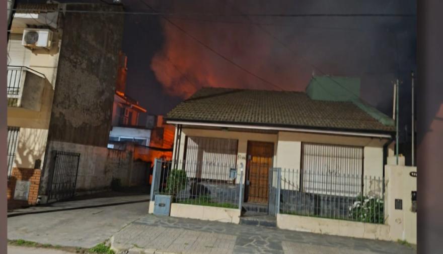 Controlaron un incendio en calle 63 y evitaron que las llamas alcanzaran viviendas