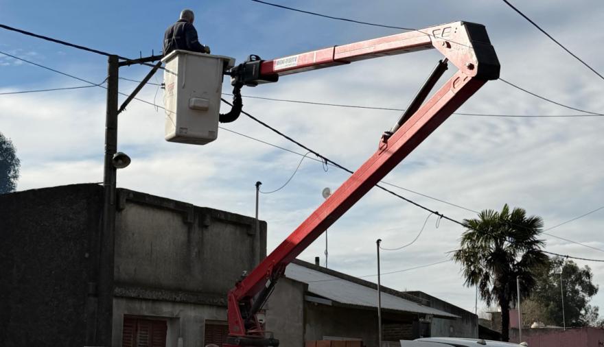 Avanza la colocación de nuevas luminarias LED en distintos sectores de Quequén