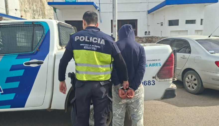Dos hurtos en pocos minutos: aprehendieron a un joven y recuperaron un celular y una mochila en Necochea