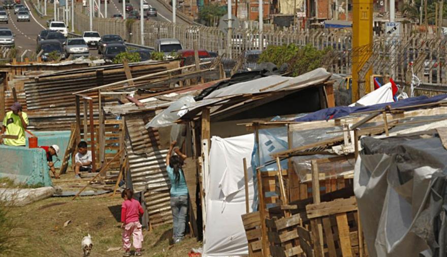 Se agrava la crisis: fuerte aumento de la pobreza que subió más de 4 puntos y alcanza al 32,3% del país