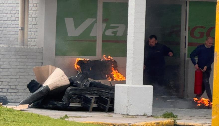 Principio de incendio en la Terminal: se prendieron fuego paquetes de Vía Cargo