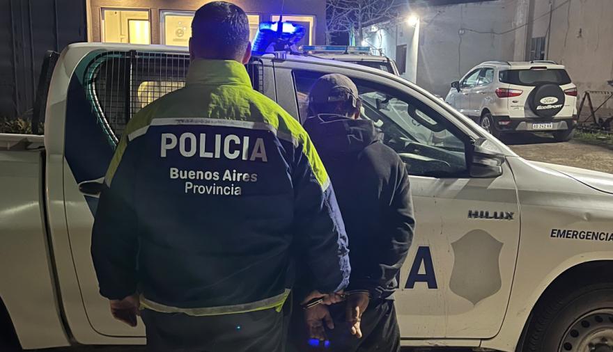 Aprehendieron a un hombre acusado de amenazar con un cuchillo a su pareja y sus hijos