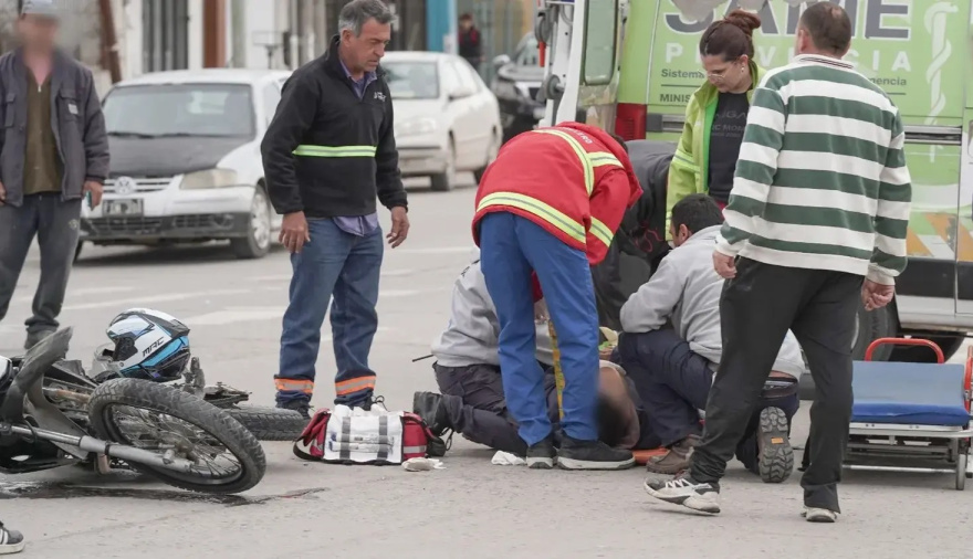 Un motociclista resultó hospitalizado tras chocar contra un auto en Quequén