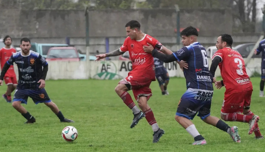 Liga Necochea: Villa Díaz Vélez recuperó el liderazgo y un vibrante 4-4 iluminó la tarde lluviosa en Quequén