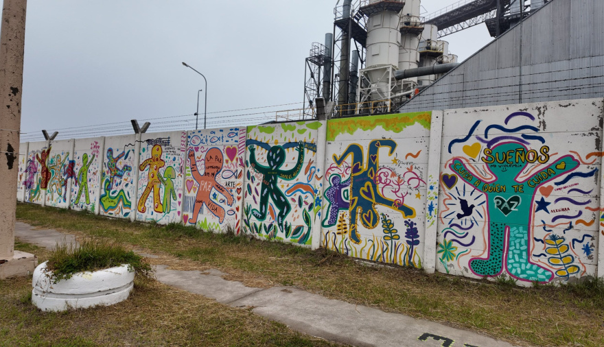 Inauguraron en Quequén el mural colectivo “Pintando la Paz” contra la violencia y el uso de armas