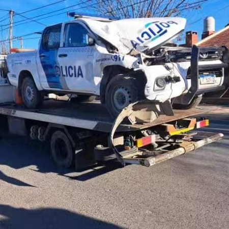 Un patrullero se estrella contra un camión estacionado en Necochea