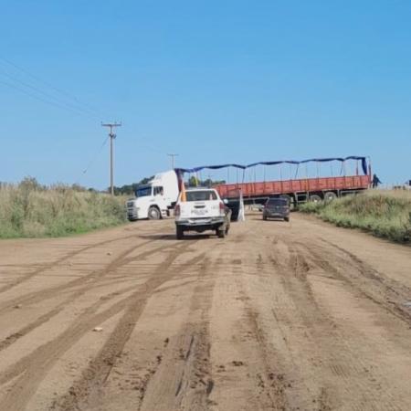 El municipio insta a vehículos pesados a no circular por caminos rurales después de las lluvias