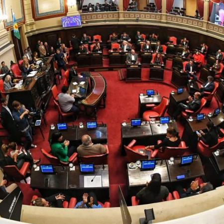 Reelección indefinida también para intendentes: fuerte jugada oficilista en la Legislatura bonaerense