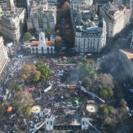 Cristina Kirchner envió un mensaje desde su casa a una multitud que colmó Plaza de Mayo