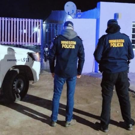 Allanamiento en Quequén: secuestran armas, cocaína y detienen a tres personas por narcomenudeo