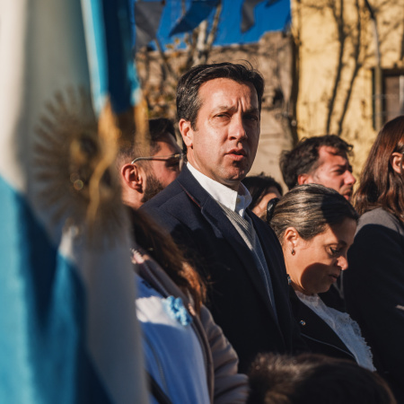 “Más y mejor educación para una patria libre”: emotivo acto de promesa a la bandera con más de mil alumnos necochenses