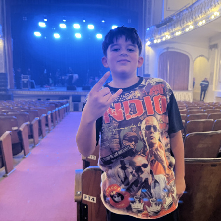 Una noche mágica en el Cine Teatro París: Yago cumplió su sueño junto a Cruzando el Charco