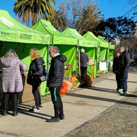 Con buena respuesta de los vecinos se llevó a cabo una edición de la Feria El Mercado en la Villa Balnearia