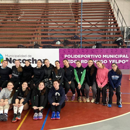 La selección de vóley femenino Sub 16 de la provincia estuvo entrenando en el Polideportivo Municipal