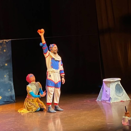 “Viatrix, un payaso en la luna”: función distendida e inclusiva en el Teatro Municipal