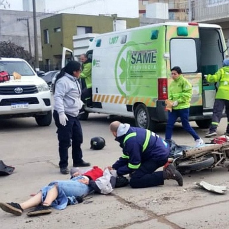 Grave accidente en calles 75 y 18: una motociclista permanece internada