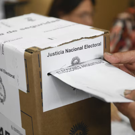 La Provincia otorgará un bono a estatales por su participación en el operativo electoral