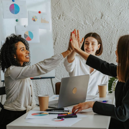 Puerto Quequén y UNDELTA lanzan curso gratuito de finanzas para mujeres emprendedoras