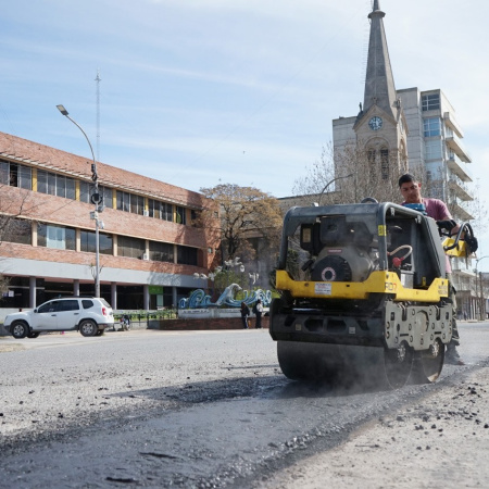 Realizan trabajos de bacheo con carpeta asfáltica en caliente en distintos puntos de la ciudad