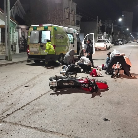 Grave choque: dos jóvenes en moto hospitalizados tras escapar de Tránsito
