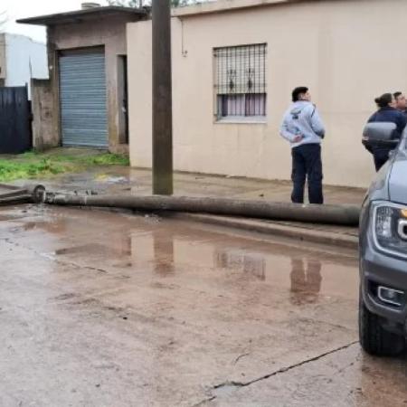 Choque en 71 y 48: una camioneta derribó una columna de alumbrado