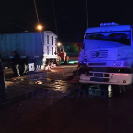 Choque y vuelco entre dos camiones en Quequén: solo daños materiales