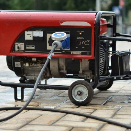 Nueva estrategia contra los cortes de luz: comercios podrán “vender energía” al sistema eléctrico