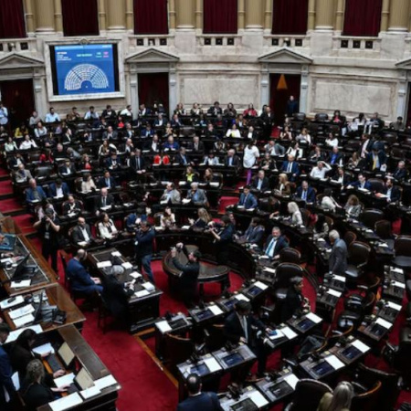 Diputados: la oposición aprobó la ley que restringe el uso de los DNU