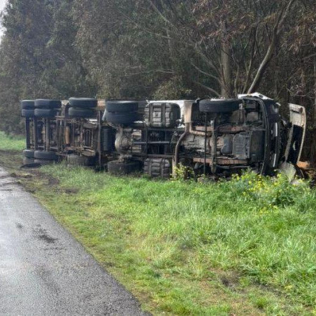 Despiste de un camión en la Ruta 55: el conductor fue trasladado al hospital de Lobería