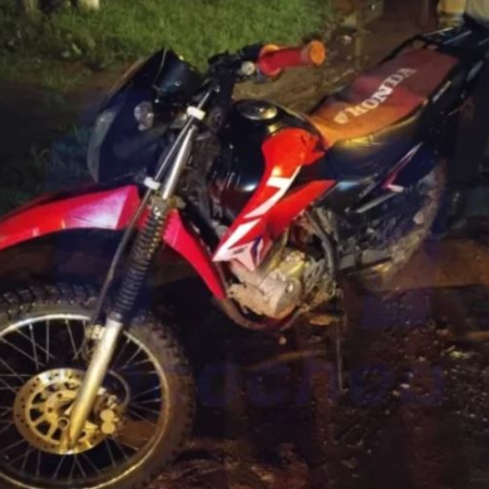 Persecución en la madrugada: abandonó una moto robada y escapó a pie