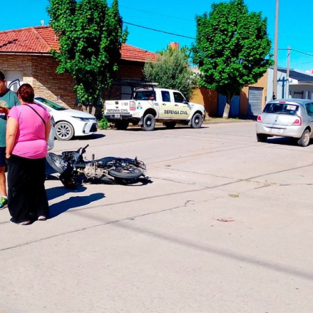 Una motociclista resultó herida tras un choque en 50 y 73