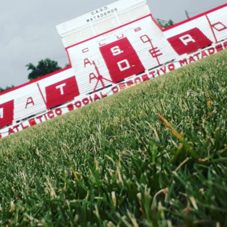 El Club Mataderos lanza una campaña para dotar de iluminación su cancha principal