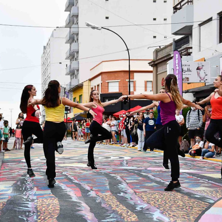 Convocan a artistas callejeros para coordinar el uso de espacios públicos durante la temporada