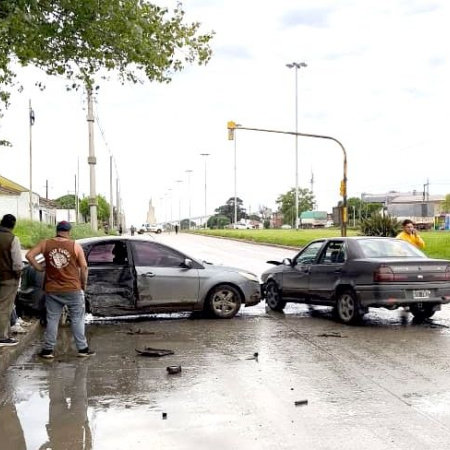 Una bebé resultó herida en un choque en Quequén: el auto que provocó el choque tenía pedido de secuestro por robo