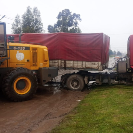 Se infraccionó a un camión por circular en calles de tierra durante días de lluvia