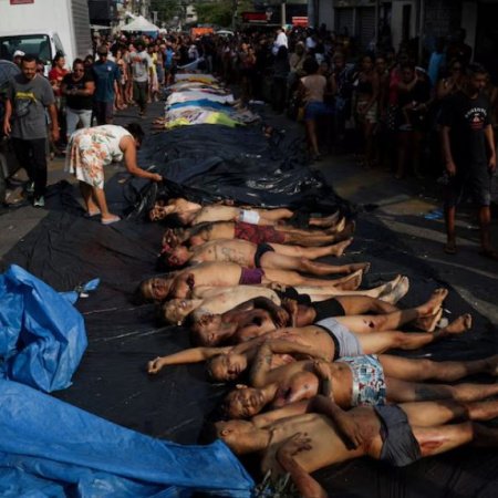 Civiles trasladaron más de 60 cadáveres a una plaza de Río de Janeiro: los hallaron en una zona boscosa