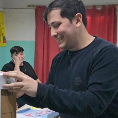El youtuber Mariano Pérez votó en Necochea y se mostró cercano a los vecinos
