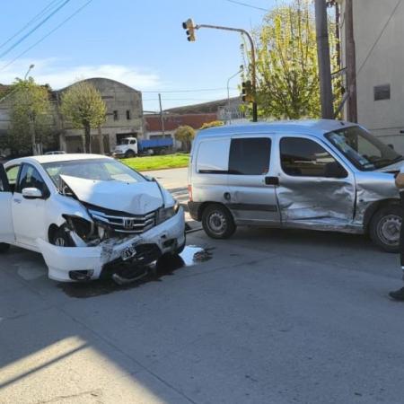Fuerte choque en avenida 59 y calle 26: una mujer hospitalizada y graves daños materiales