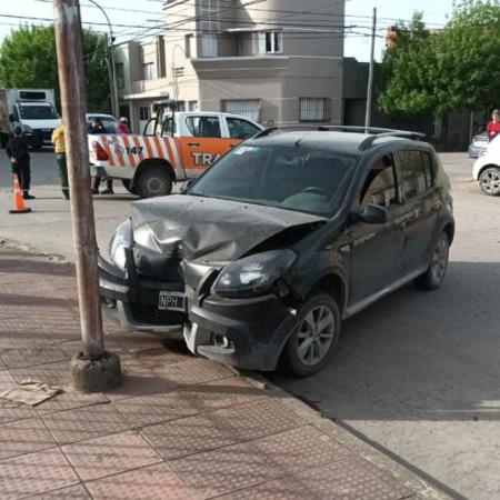 Choque en 57 y 72: un auto terminó sobre la vereda y otro impactó contra un poste
