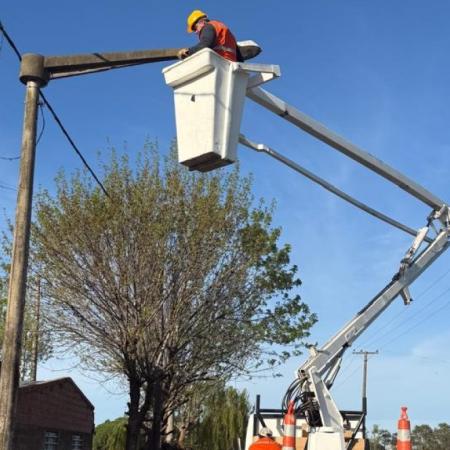Avanza el recambio de luminarias en Quequén: comenzaron los trabajos en el Barrio Titanic