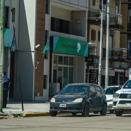 Fuerte operativo policial en el Banco Provincia de la playa por un bolso con un arma y millones de pesos