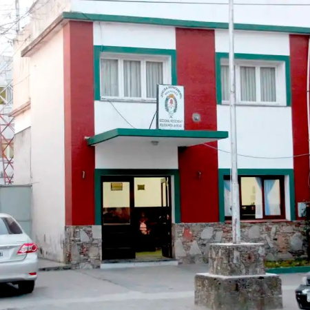 Dos jóvenes aprehendidos cuando intentaban llevarse una batería de un auto