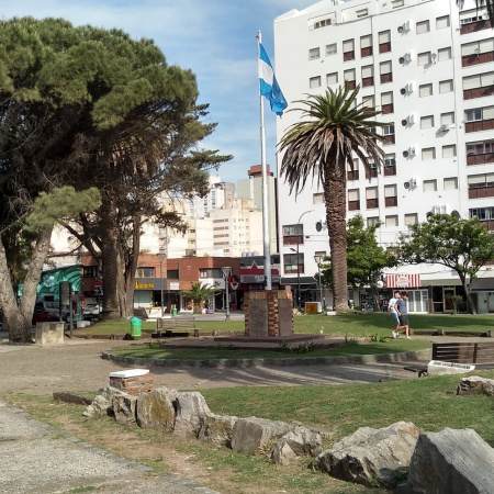Convocan a artistas callejeros para la temporada de verano en la Plaza San Martín