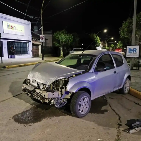 Fuerte choque entre una camioneta y un auto en Quequén