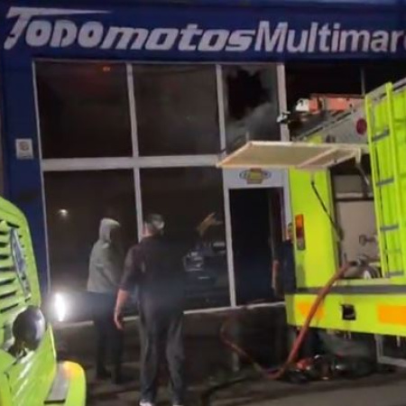 Feroz incendio destruyó una concesionaria de motos y dejó pérdidas millonarias