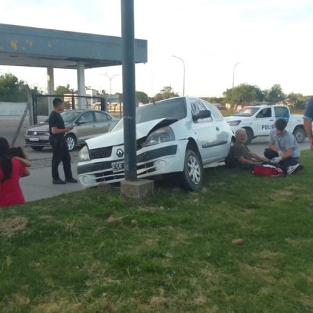 Un automóvil chocó contra una columna de alumbrado en la zona del Puente Colgante